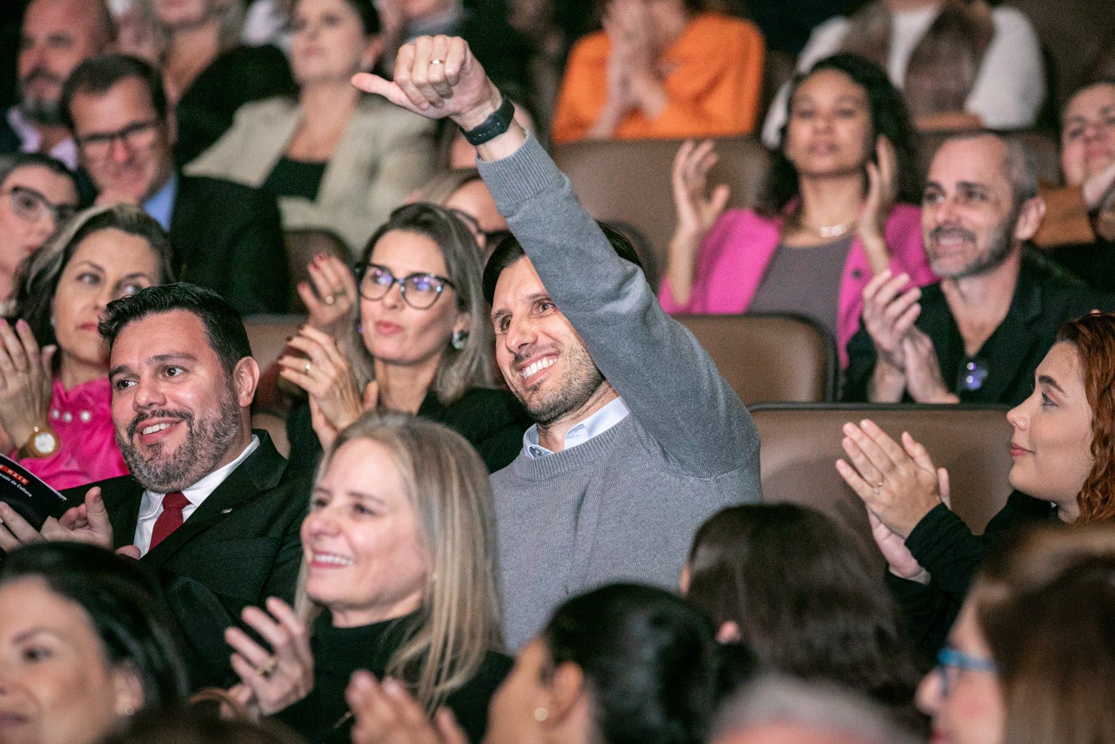 Plateia aplaudindo durante a palestra